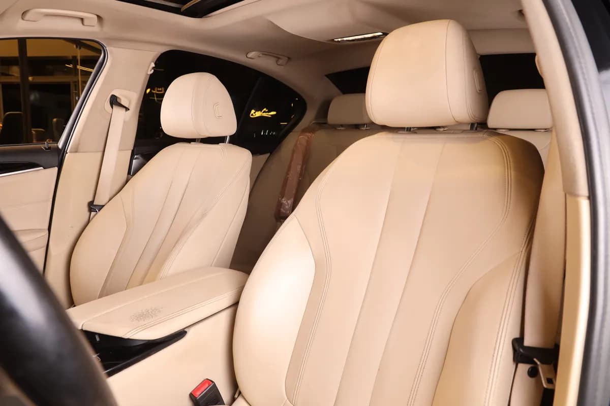 بي ام دبليو 520i 2019 لاكشري أسود أوتوماتيك — مستعملة
