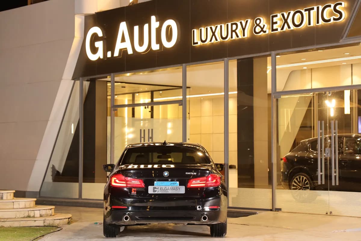 بي ام دبليو 520i 2019 لاكشري أسود أوتوماتيك — مستعملة