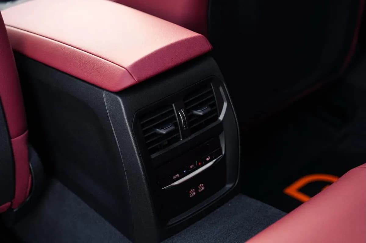 بي ام دبليو 320i 2026 أم سبورت باكيدج أبيض أوتوماتيك — جديدة