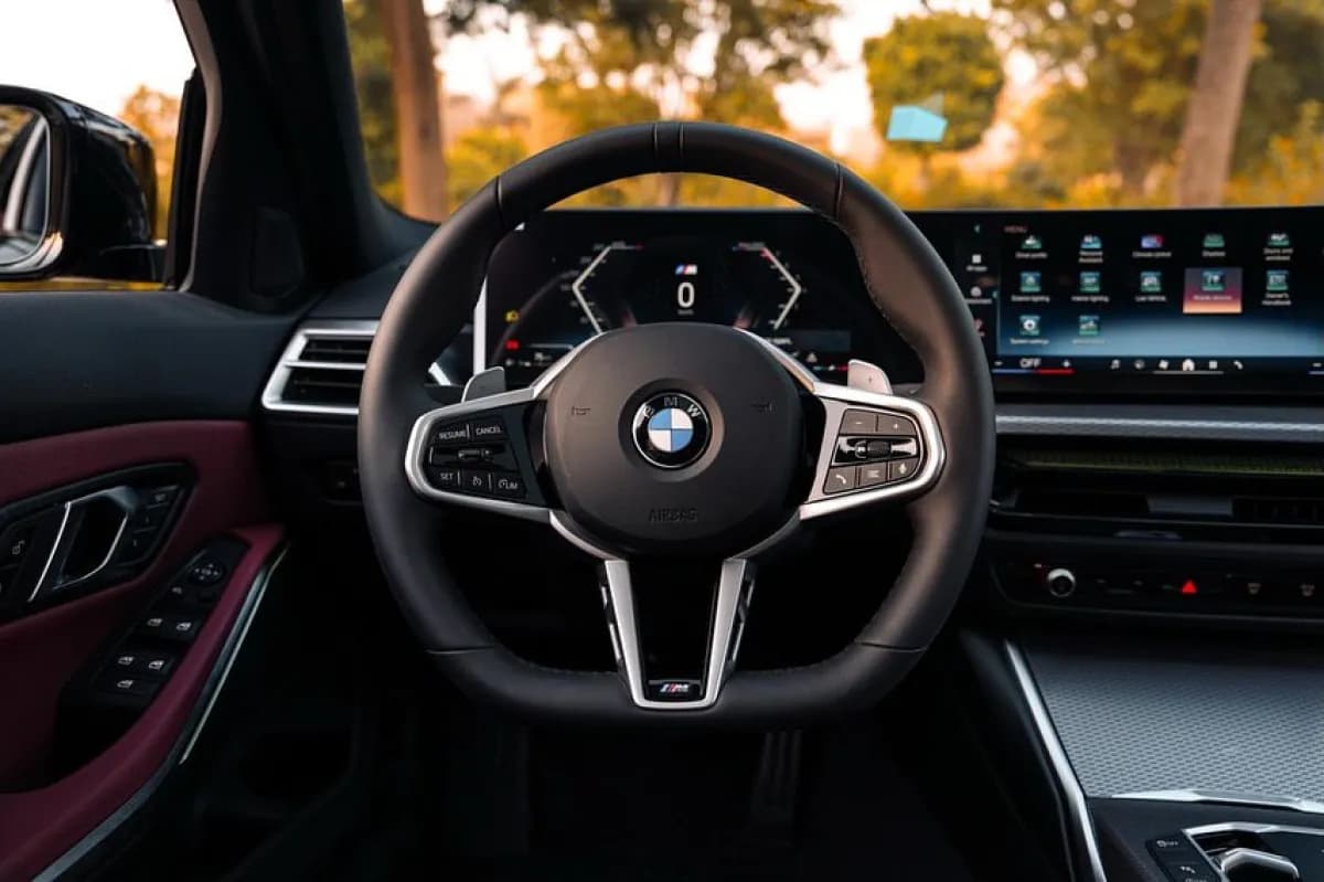 بي ام دبليو 320i 2026 أم سبورت باكيدج أبيض أوتوماتيك — جديدة