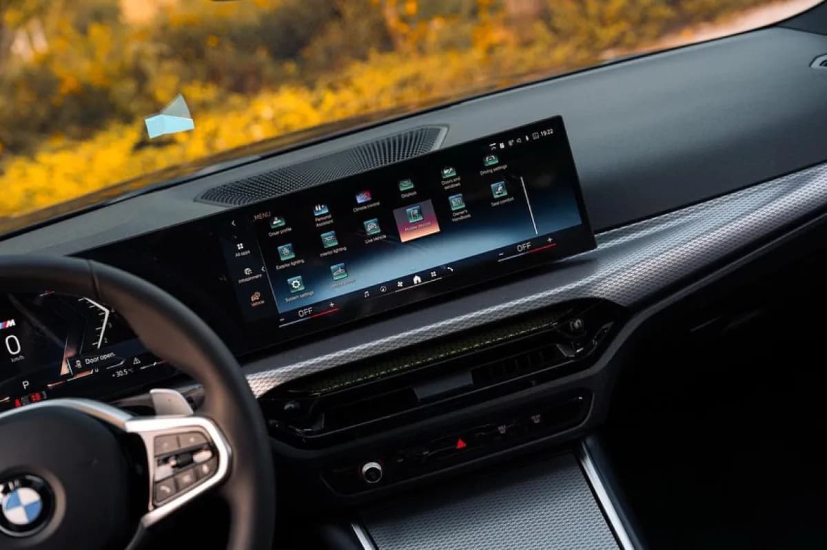بي ام دبليو 320i 2026 أم سبورت باكيدج أبيض أوتوماتيك — جديدة