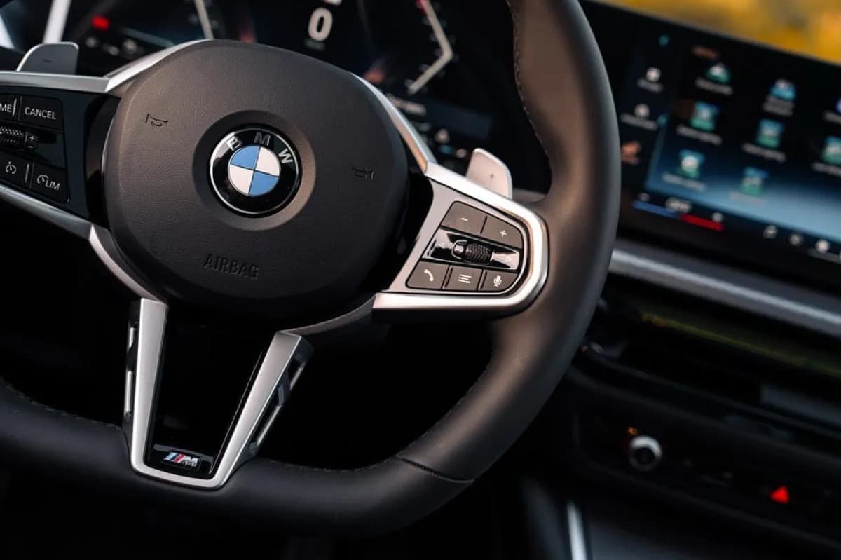 بي ام دبليو 320i 2026 أم سبورت باكيدج أحمر أوتوماتيك — جديدة