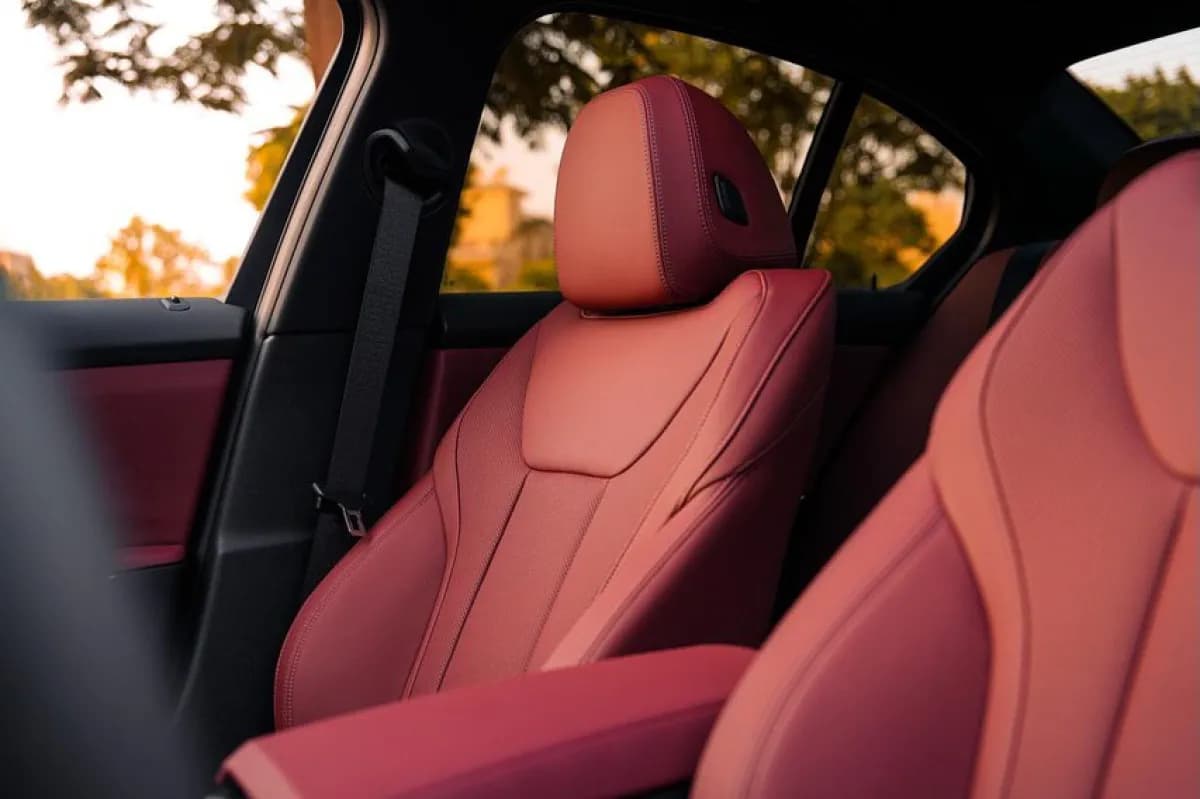 بي ام دبليو 320i 2026 أم سبورت باكيدج أحمر أوتوماتيك — جديدة