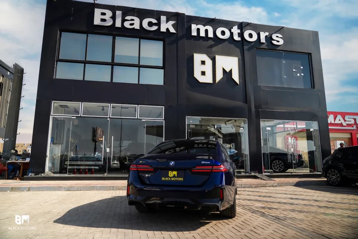 بي ام دبليو 520i 2025 ام سبورت أزرق أوتوماتيك — جديدة