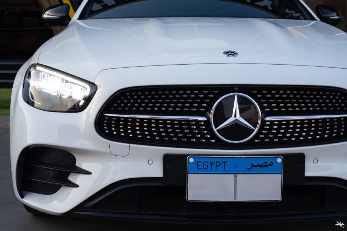 مرسيدس بنز E200 2023 ايه ام جي أبيض أوتوماتيك — مستعملة