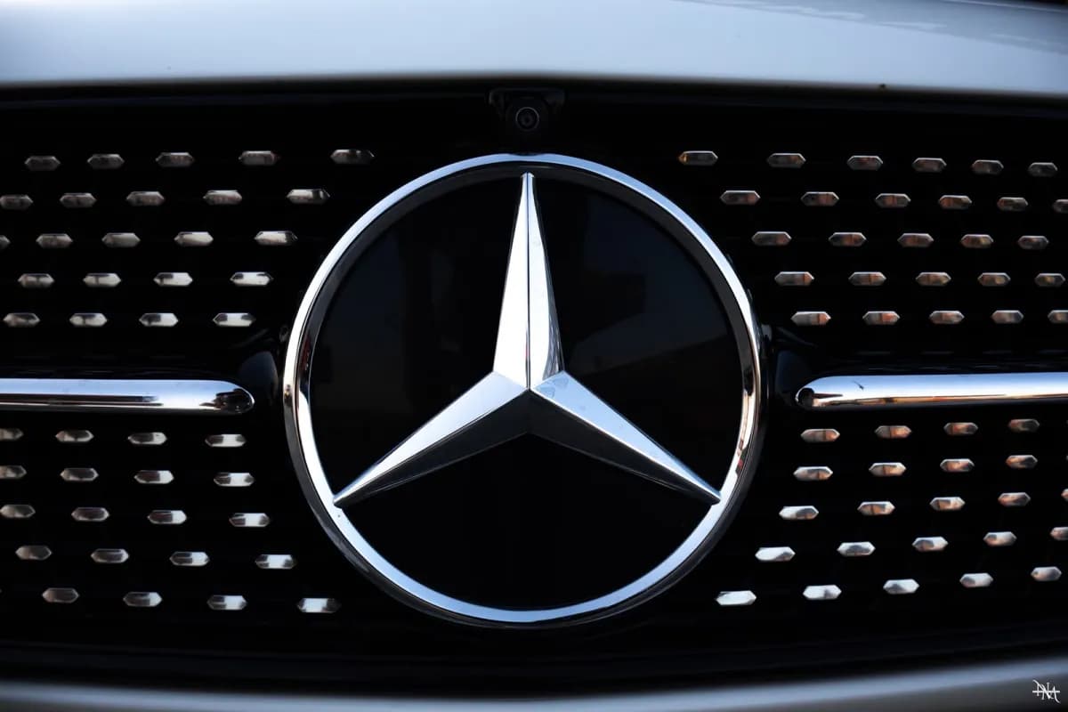 مرسيدس بنز E200 2023 ايه ام جي أبيض أوتوماتيك — مستعملة