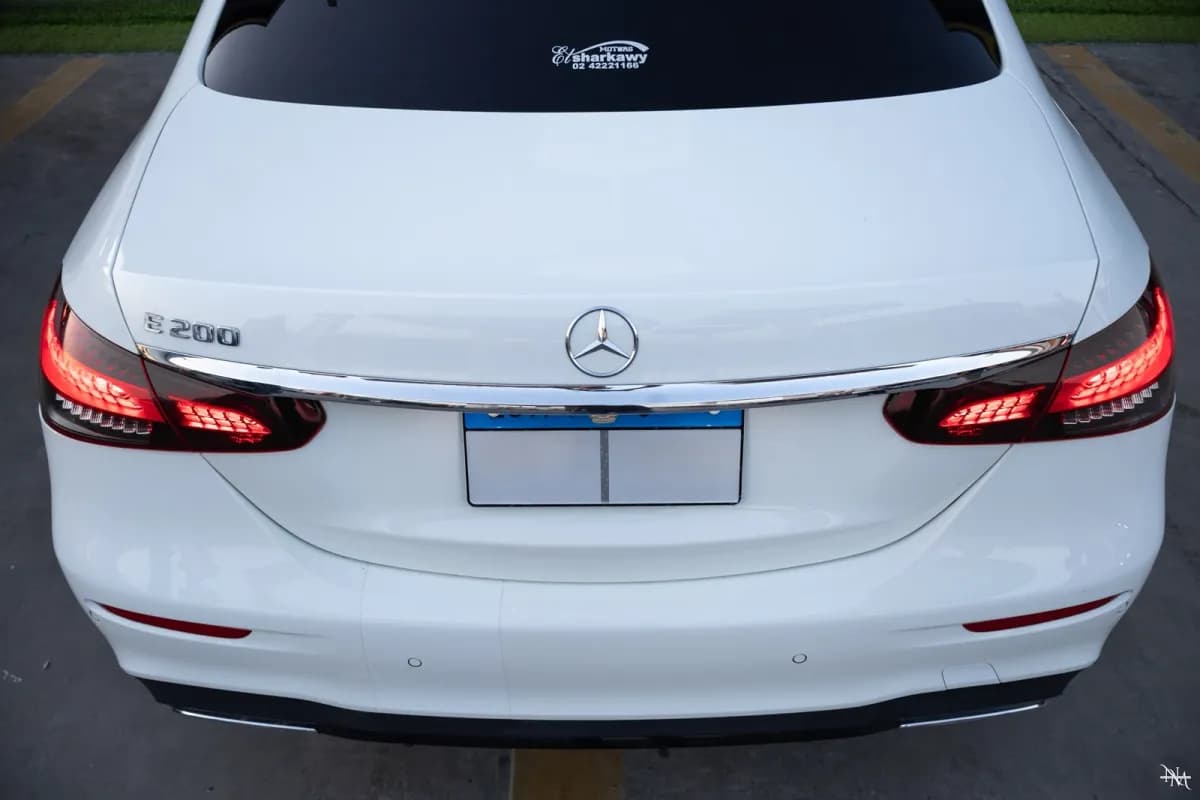 مرسيدس بنز E200 2023 ايه ام جي أبيض أوتوماتيك — مستعملة