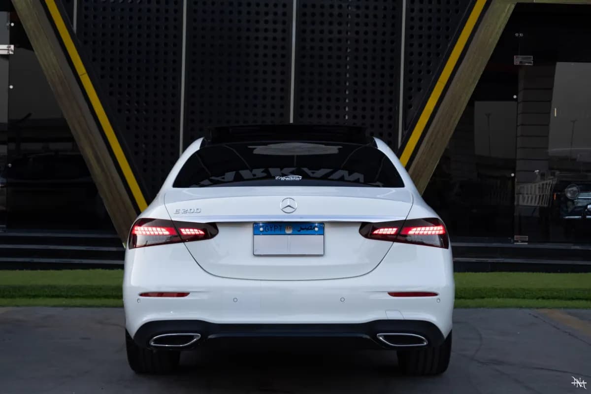 مرسيدس بنز E200 2023 ايه ام جي أبيض أوتوماتيك — مستعملة