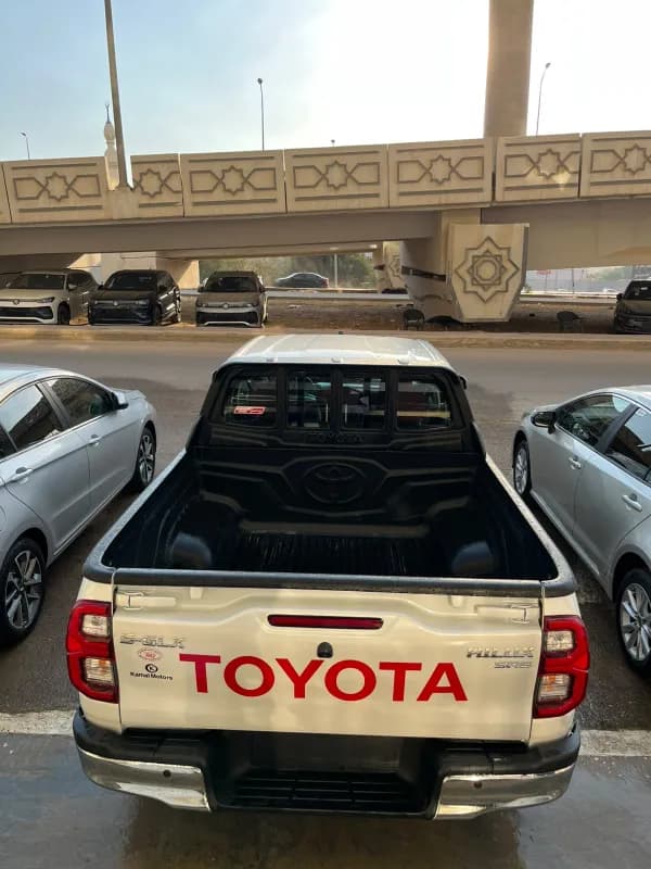 تويوتا هيلوكس 2026 اس ار اس أبيض أوتوماتيك — جديدة