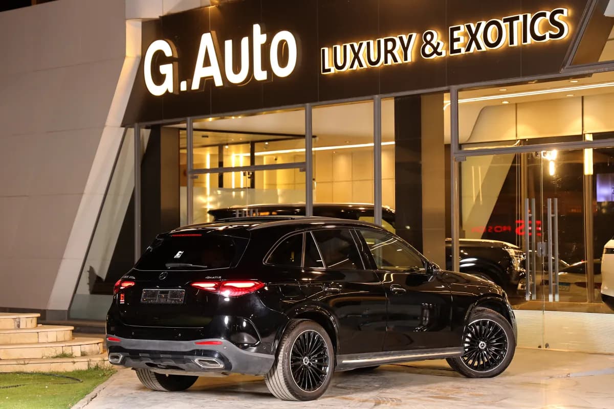 مرسيدس بنز GLC 300 2024 برميم بلس أسود أوتوماتيك — مستعملة