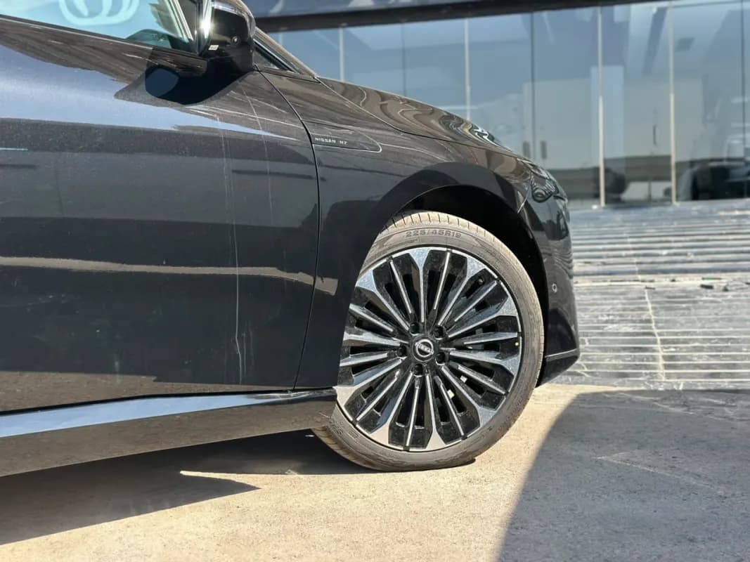 نيسان ان 7 2025 لونج رينج أسود أوتوماتيك — جديدة