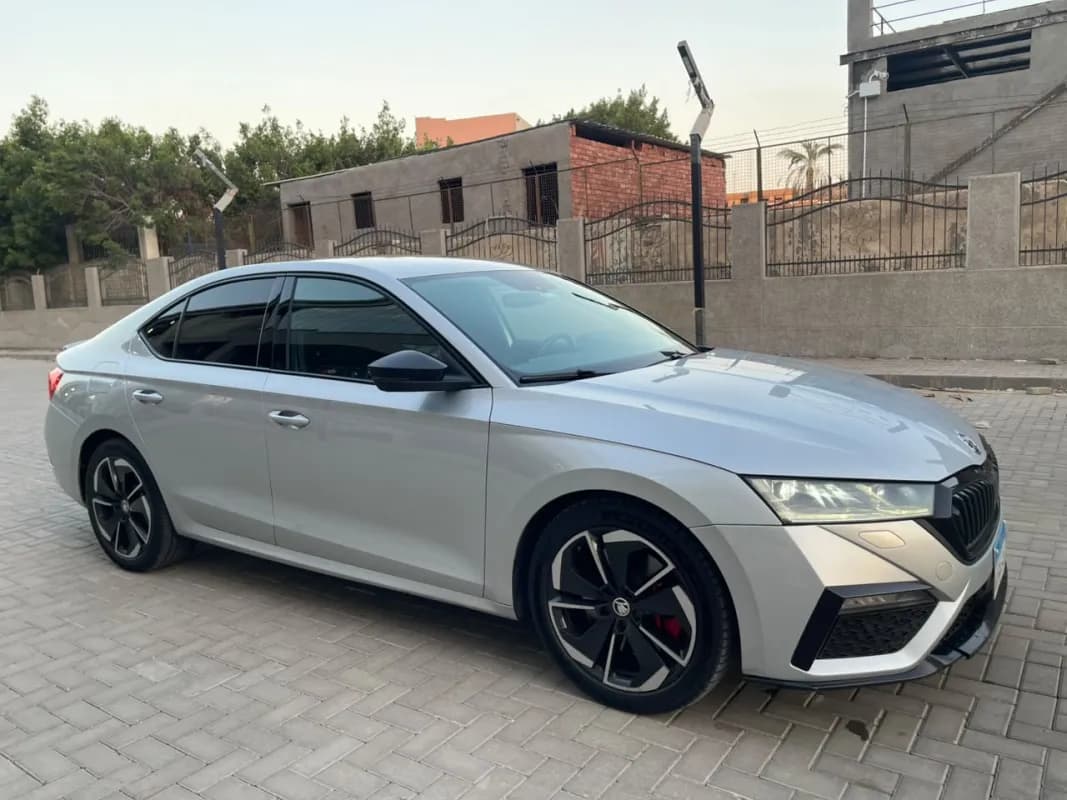 سكودا اوكتافيا A8 2022 في ار اس فضي أوتوماتيك — مستعملة