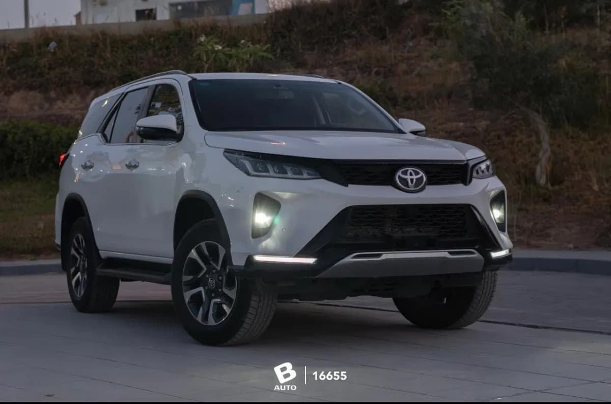 Toyota Fortuner 2025 Big motor 4000 White Automatic — Used