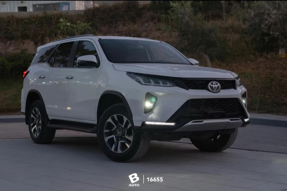 Toyota Fortuner 2025 Big motor 4000 White Automatic — Used