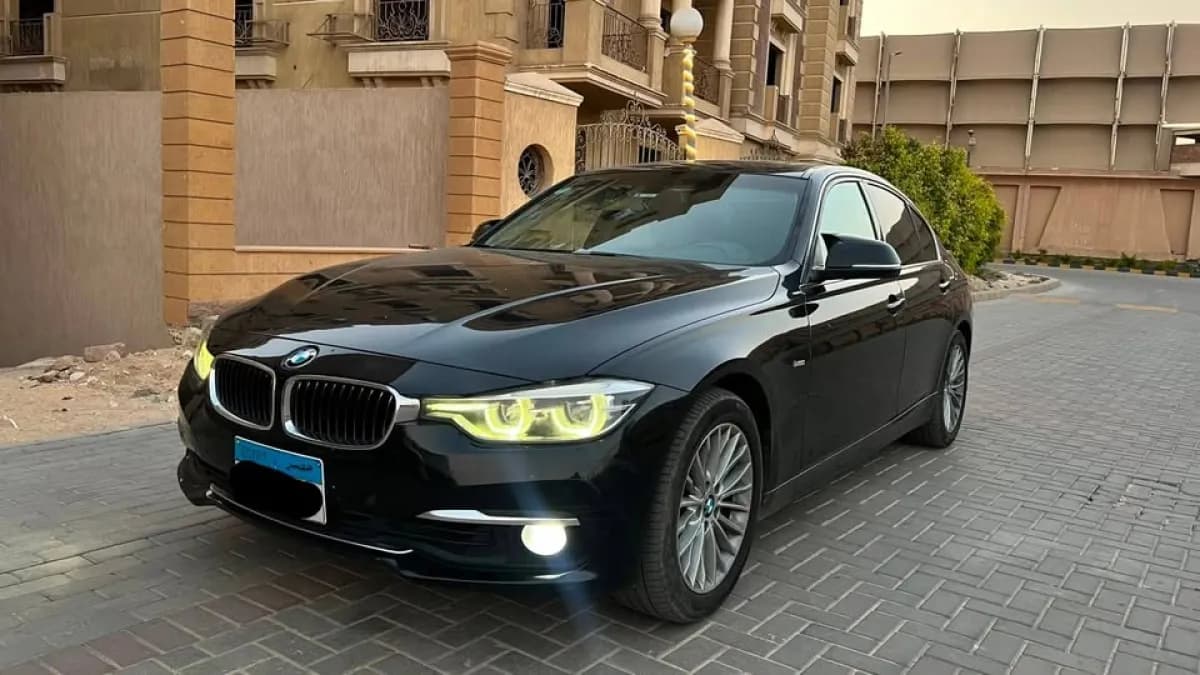 بي ام دبليو 320i 2016 لاكشري أسود أوتوماتيك — مستعملة
