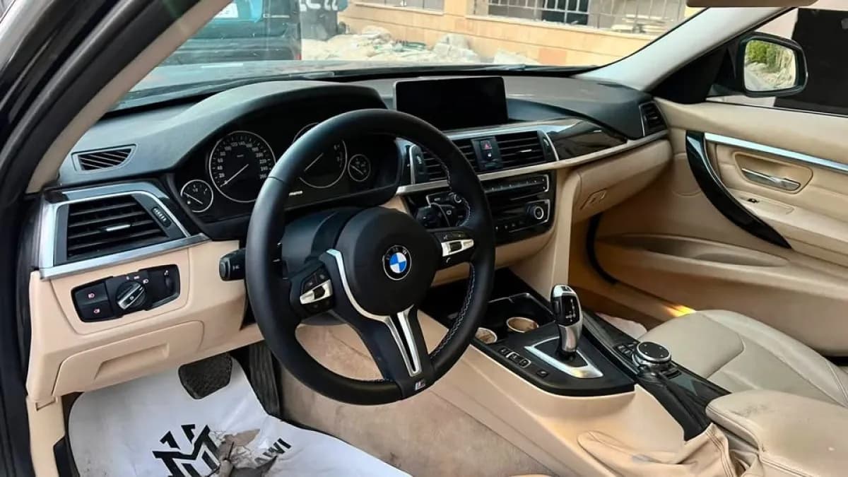 بي ام دبليو 320i 2016 لاكشري أسود أوتوماتيك — مستعملة