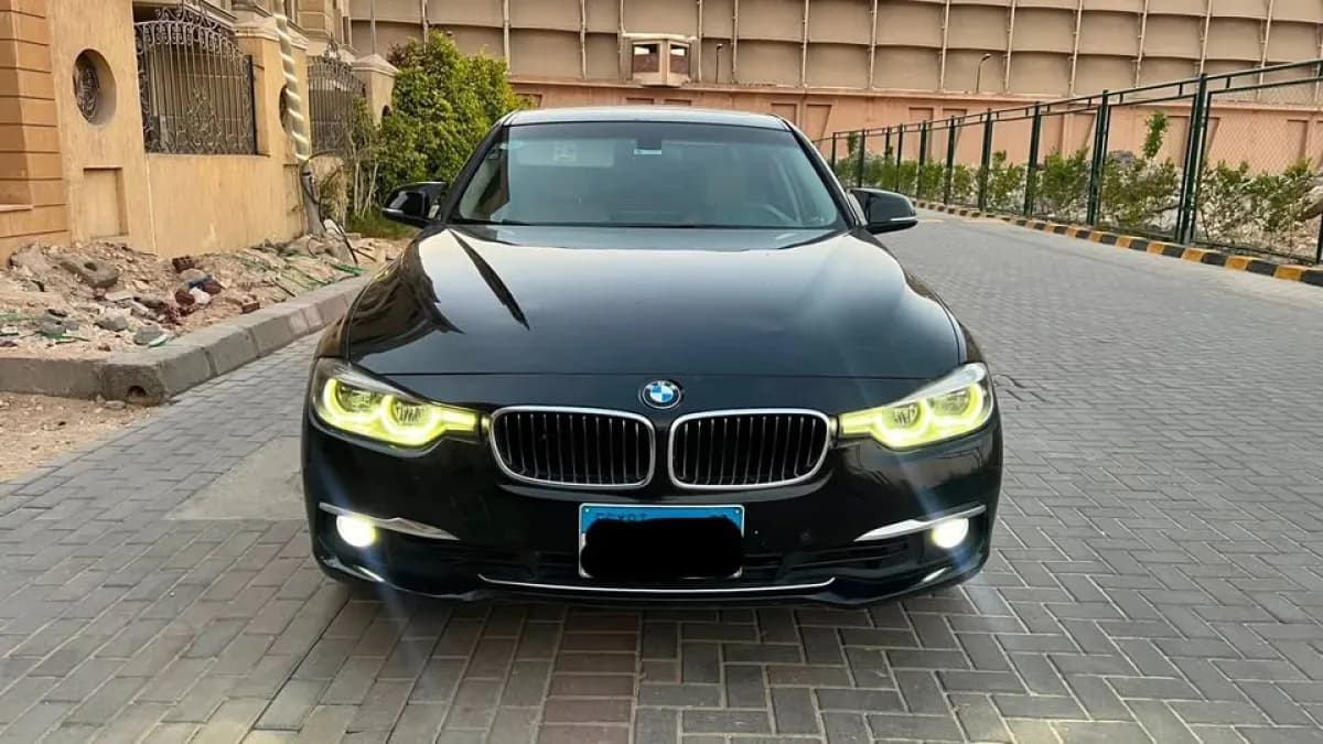 بي ام دبليو 320i 2016 لاكشري أسود أوتوماتيك — مستعملة