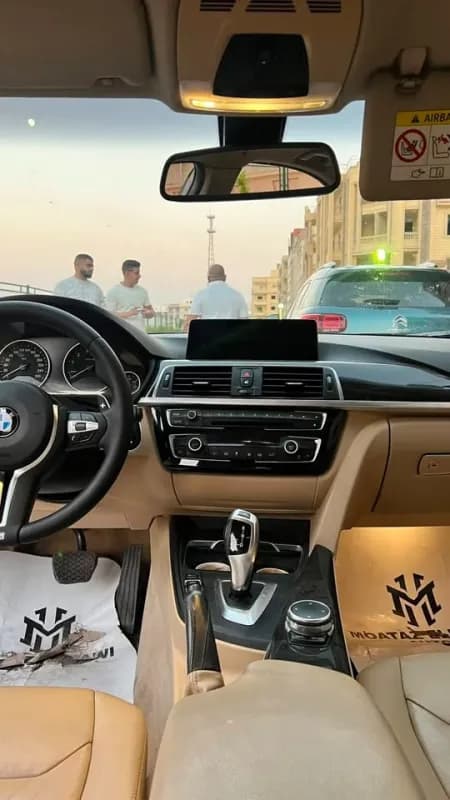 بي ام دبليو 320i 2016 لاكشري أسود أوتوماتيك — مستعملة