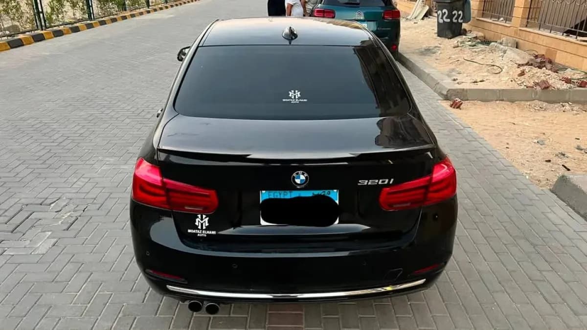 بي ام دبليو 320i 2016 لاكشري أسود أوتوماتيك — مستعملة