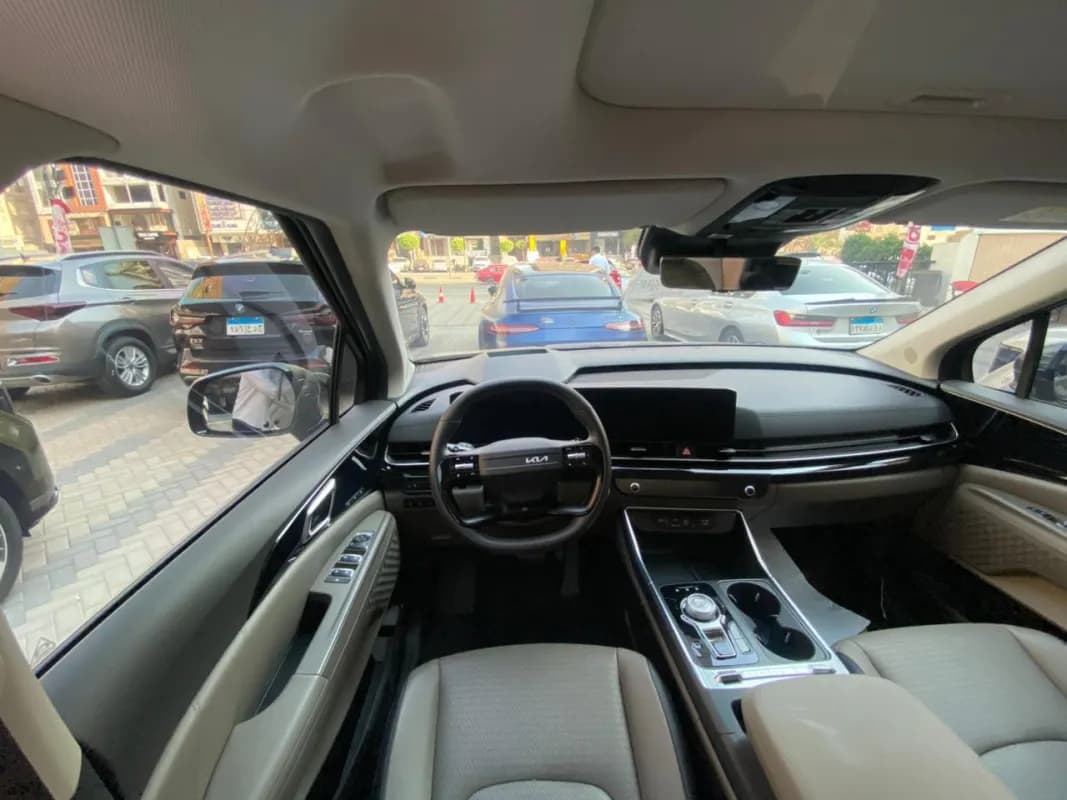 Kia Carnival 2025 Topline Black Automatic — Used