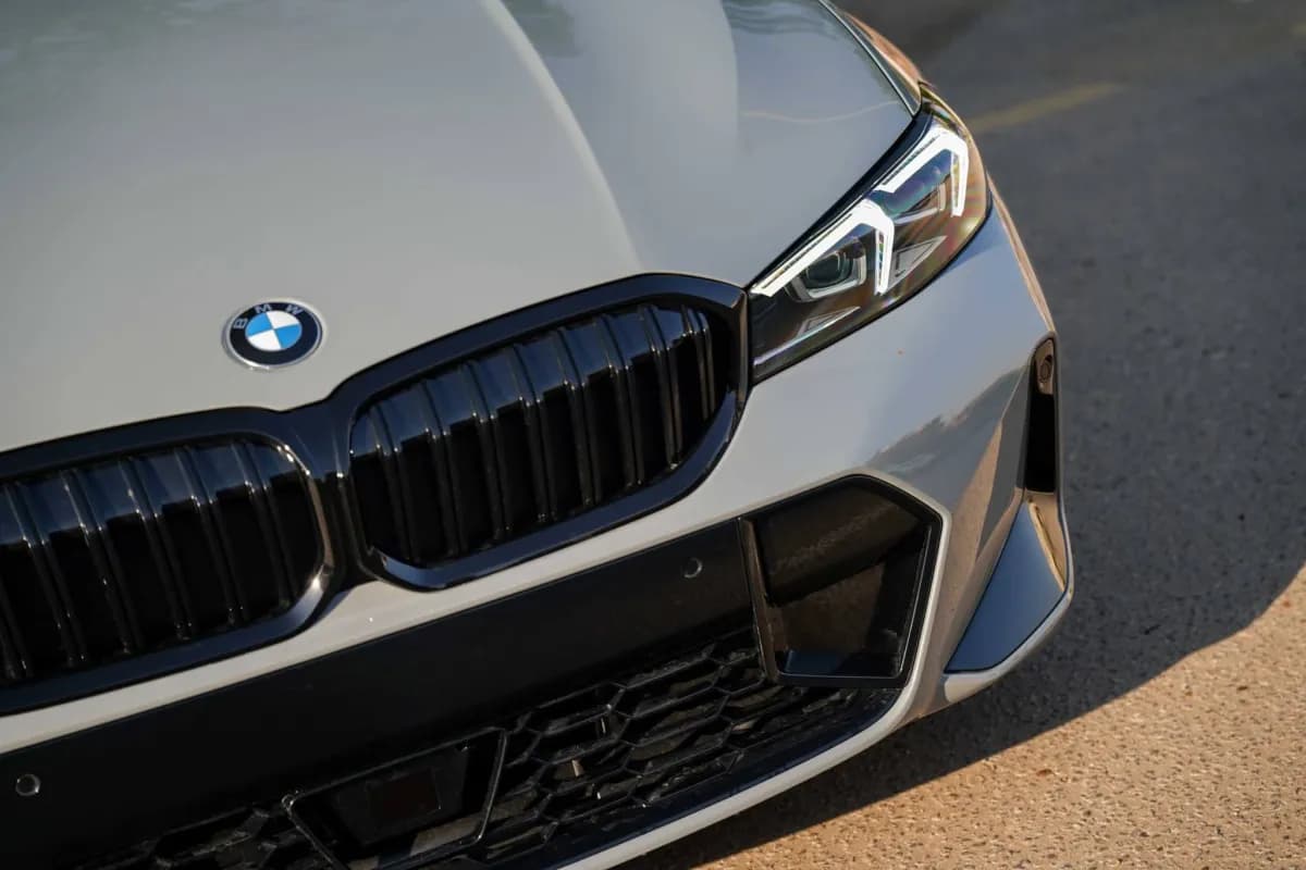 بي ام دبليو 320i 2026 ام سبورت رمادي ناردو أوتوماتيك — جديدة