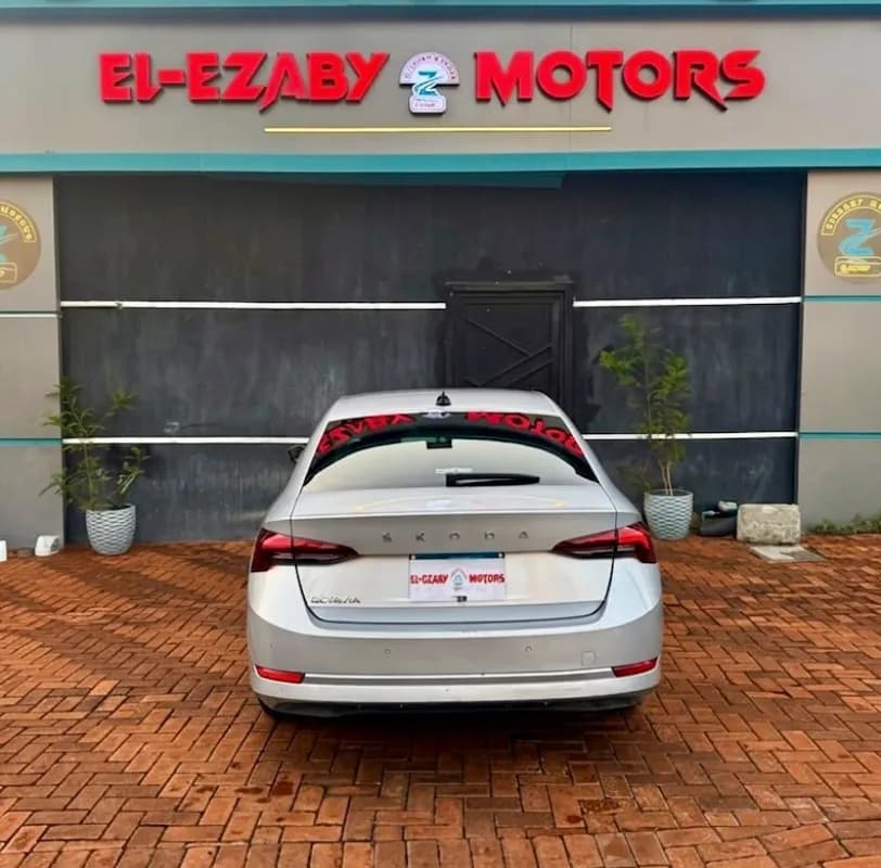 سكودا اوكتافيا A8 2021 امبيشن فضي أوتوماتيك — مستعملة