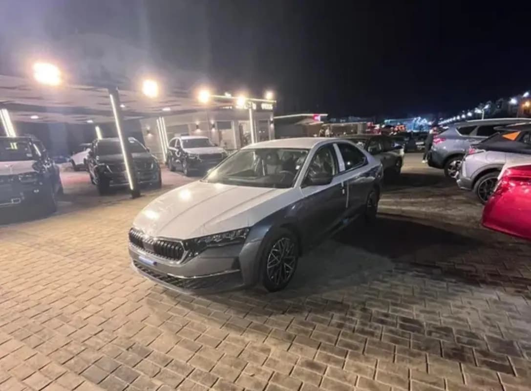 سكودا اوكتافيا A8 2026 لاونج رمادي أوتوماتيك — جديدة