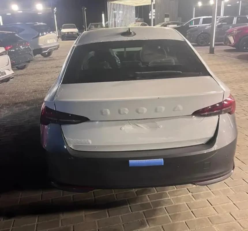 سكودا اوكتافيا A8 2026 لاونج رمادي أوتوماتيك — جديدة