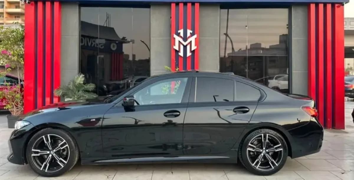 بي ام دبليو 320i 2024 ام سبورت أسود أوتوماتيك — مستعملة
