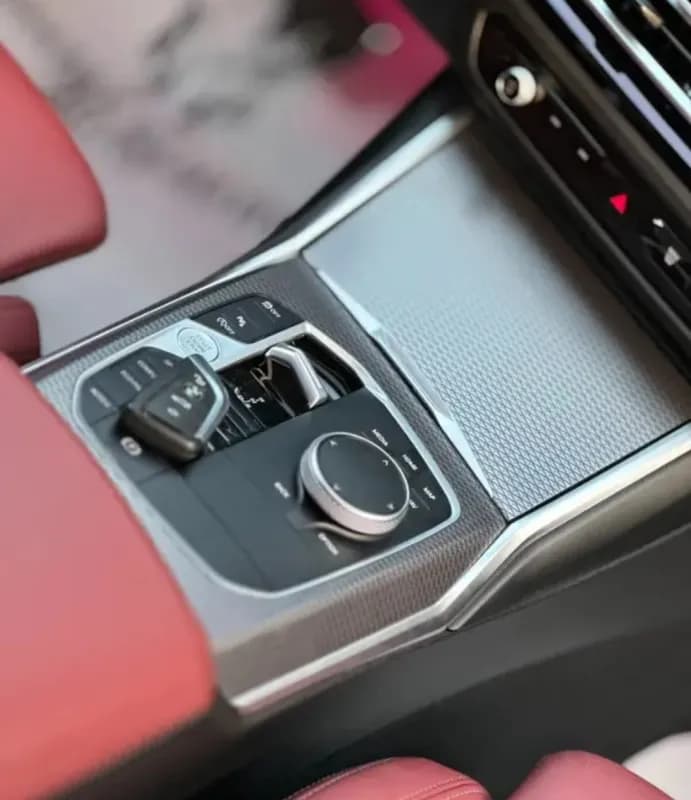 بي ام دبليو 320i 2024 ام سبورت أسود أوتوماتيك — مستعملة