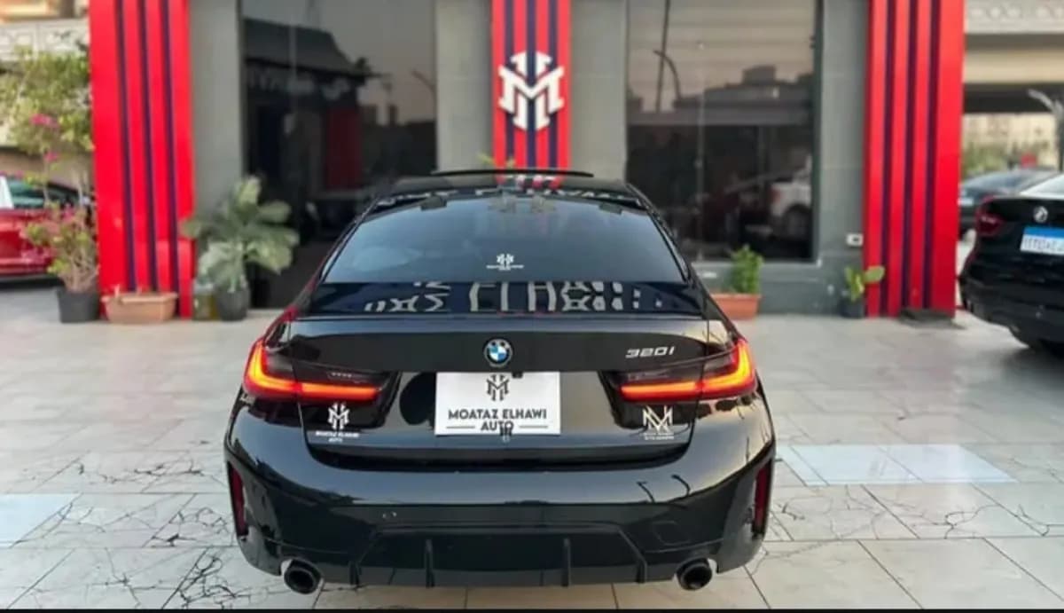 بي ام دبليو 320i 2024 ام سبورت أسود أوتوماتيك — مستعملة