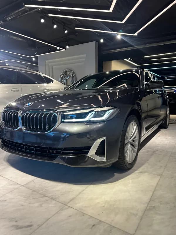 بي ام دبليو 520i 2023 ام سبورت رمادي أوتوماتيك — مستعملة