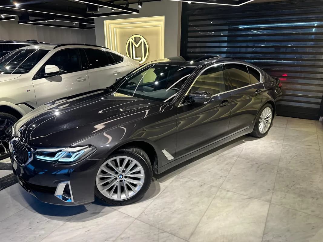 بي ام دبليو 520i 2023 ام سبورت رمادي أوتوماتيك — مستعملة