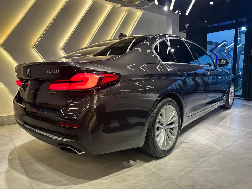 بي ام دبليو 520i 2023 ام سبورت رمادي أوتوماتيك — مستعملة