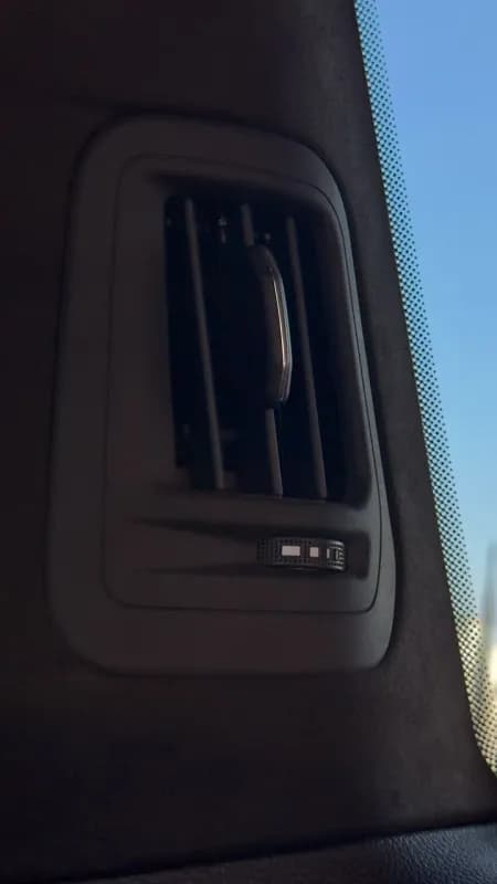 جيب جراند شيروكي 2023 ساميت أبيض أوتوماتيك — مستعملة