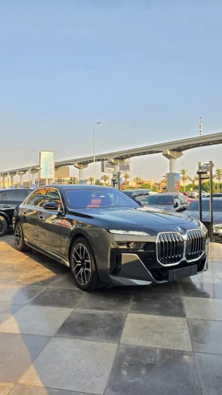 بي ام دبليو M760i 2026 ام بيريفورمانس في 8-4.4ال رمادي أوتوماتيك — جديدة