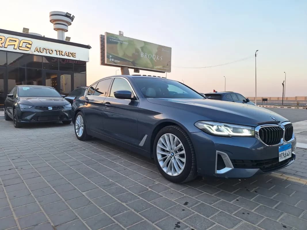 بي ام دبليو 520i 2023 لاكشري أزرق الداكن أوتوماتيك — مستعملة