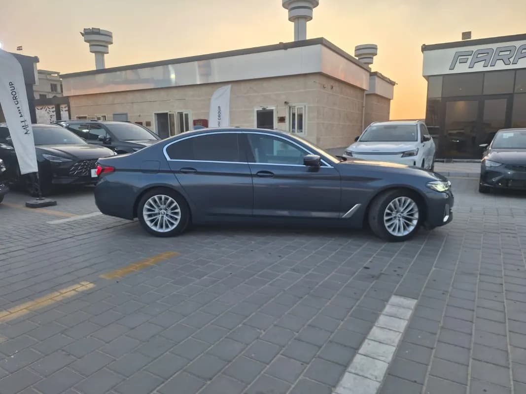 بي ام دبليو 520i 2023 لاكشري أزرق الداكن أوتوماتيك — مستعملة
