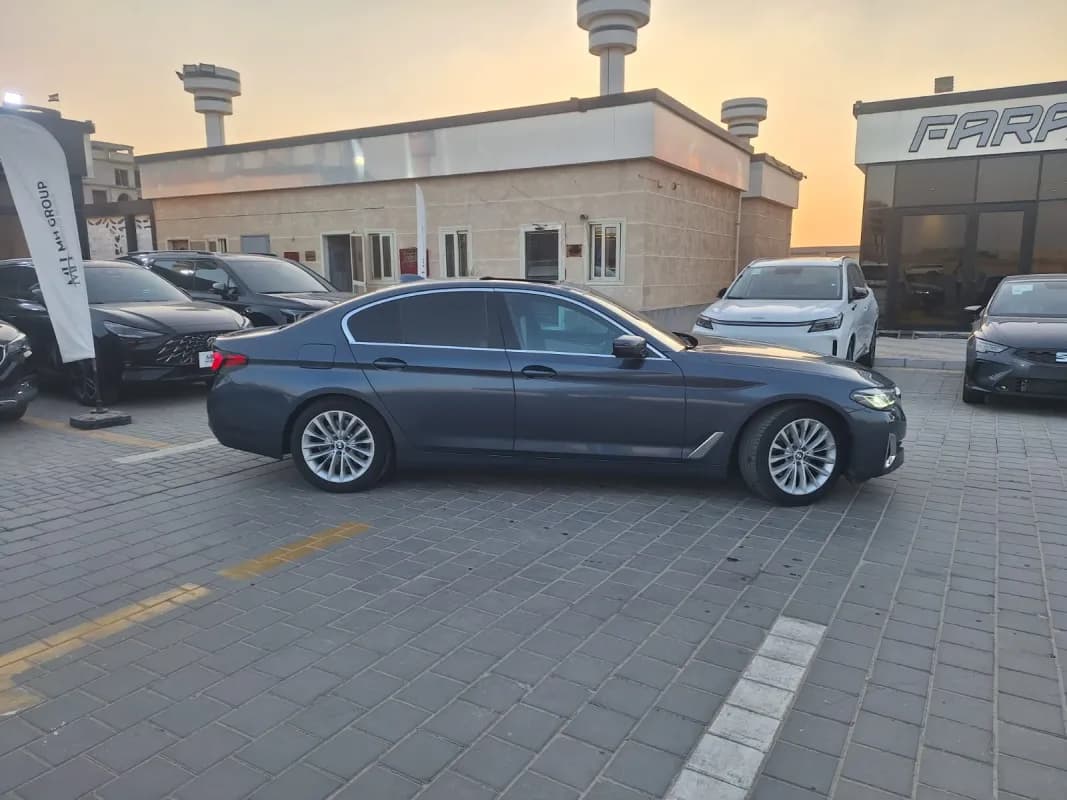 بي ام دبليو 520i 2023 لاكشري أزرق الداكن أوتوماتيك — مستعملة