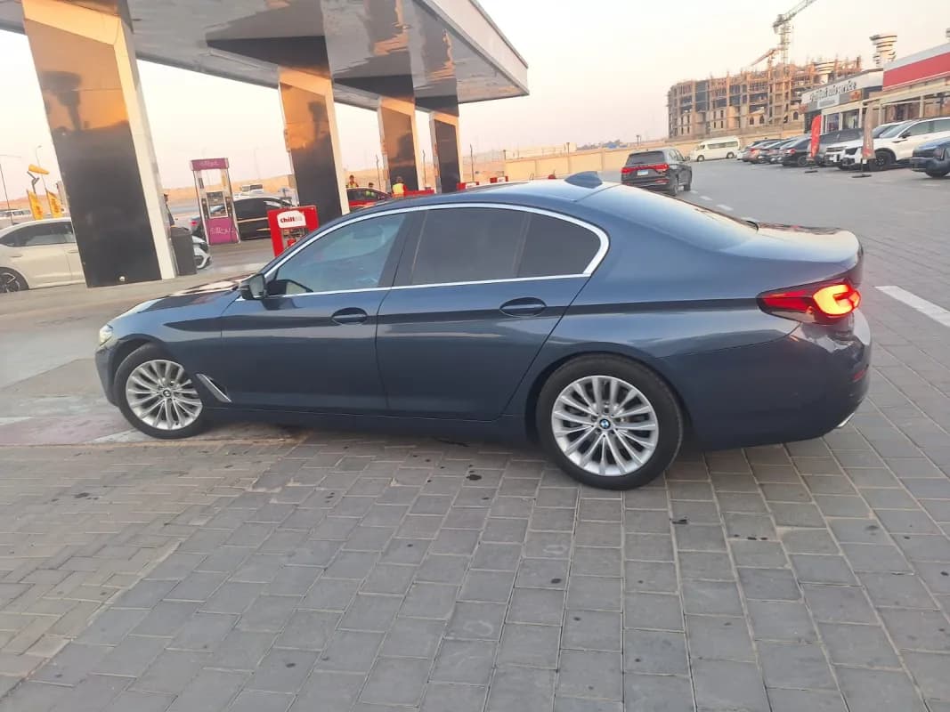 بي ام دبليو 520i 2023 لاكشري أزرق الداكن أوتوماتيك — مستعملة