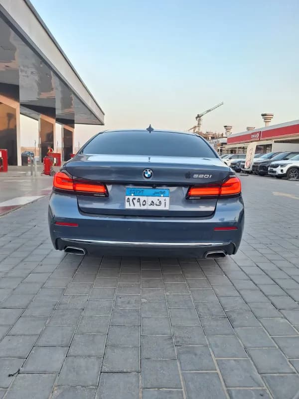 بي ام دبليو 520i 2023 لاكشري أزرق الداكن أوتوماتيك — مستعملة