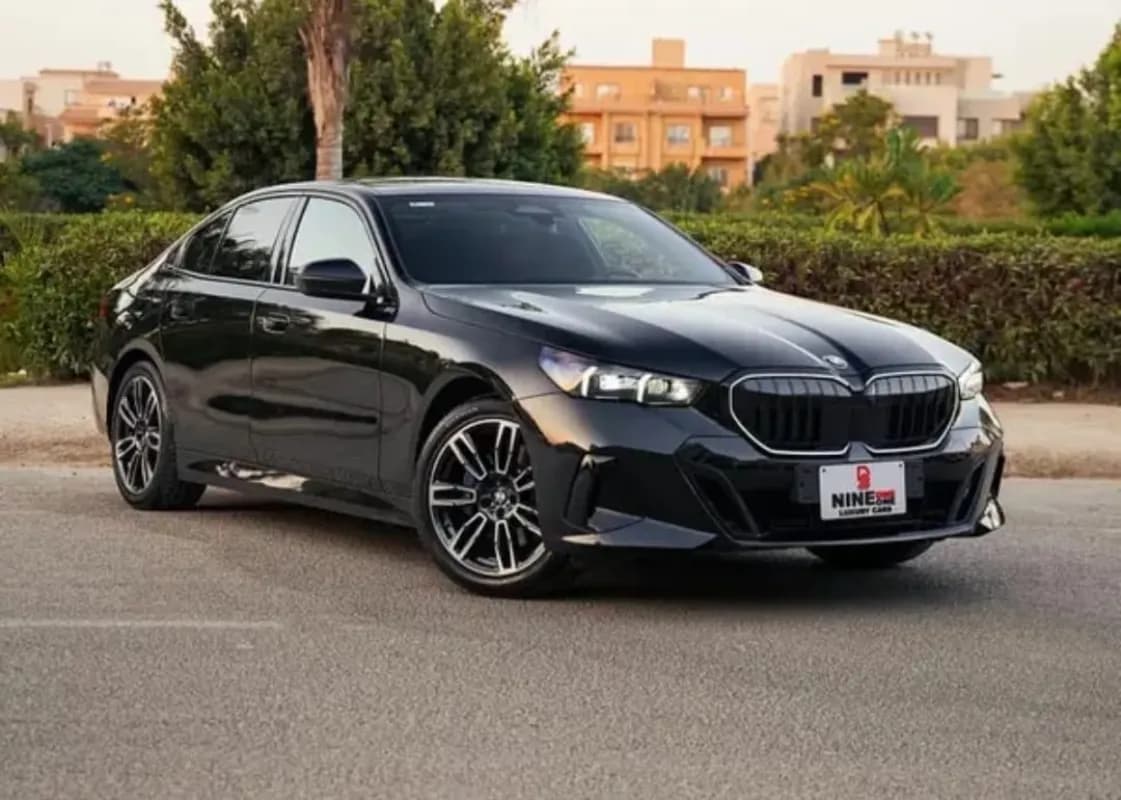 بي ام دبليو 520i 2026 لاكشري أسود أوتوماتيك — مستعملة