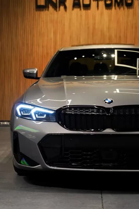 بي ام دبليو 320i 2026 ام سبورت فضي أوتوماتيك — جديدة