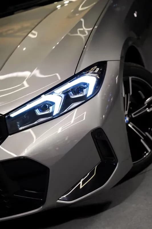 بي ام دبليو 320i 2026 ام سبورت فضي أوتوماتيك — جديدة