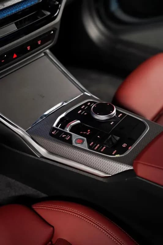 بي ام دبليو 320i 2026 ام سبورت فضي أوتوماتيك — جديدة