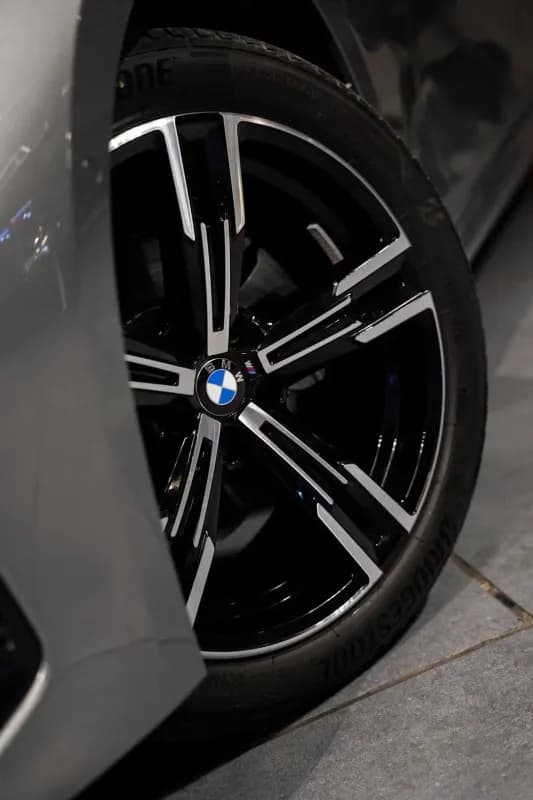 بي ام دبليو 320i 2026 ام سبورت فضي أوتوماتيك — جديدة