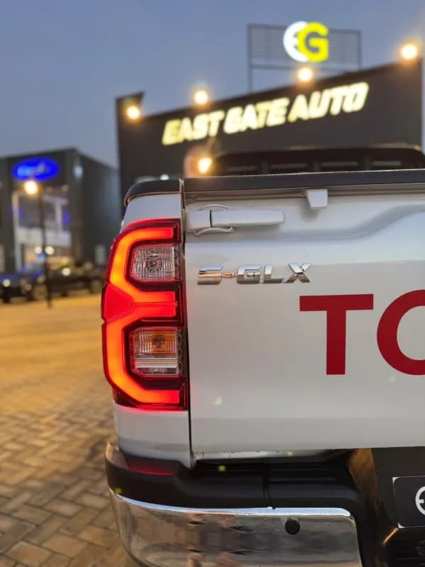 Toyota Hilux 2026 SRS White Automatic — New