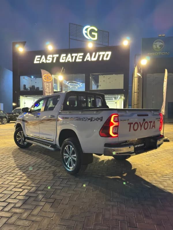 Toyota Hilux 2026 SRS White Automatic — New