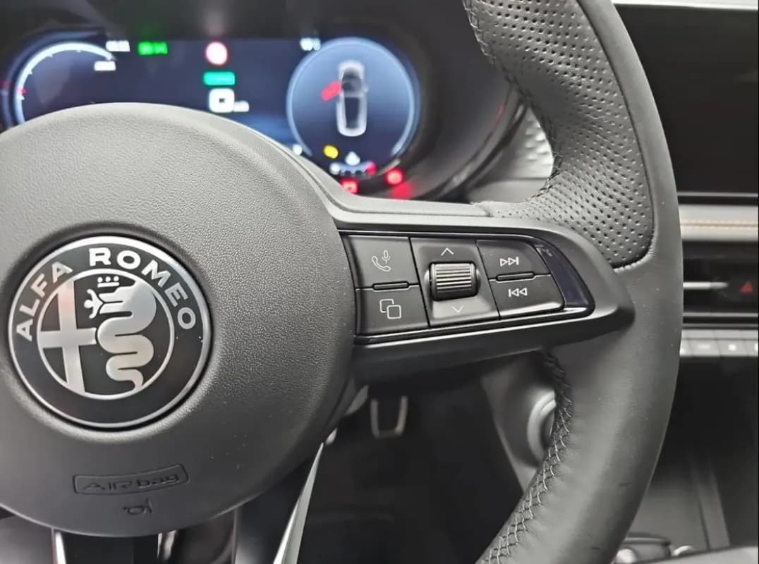 Alfa Romeo Tonale 2025 Veloce Red Automatic — New