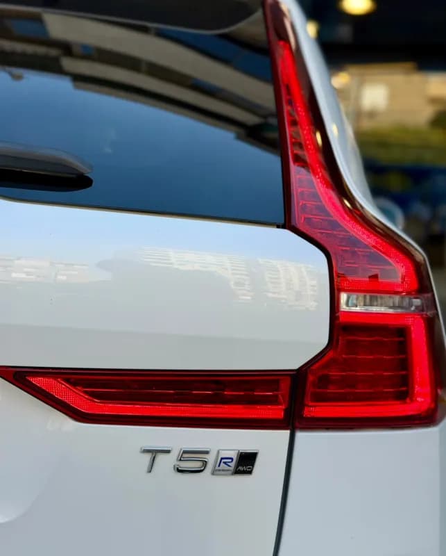 Volvo XC 60 2019 Core White Automatic — Used
